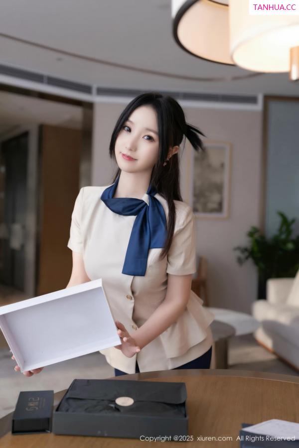   [XiuRen]高清写真图 2025.08.27 No.10697 杏子Yada 性感OL第10张图片